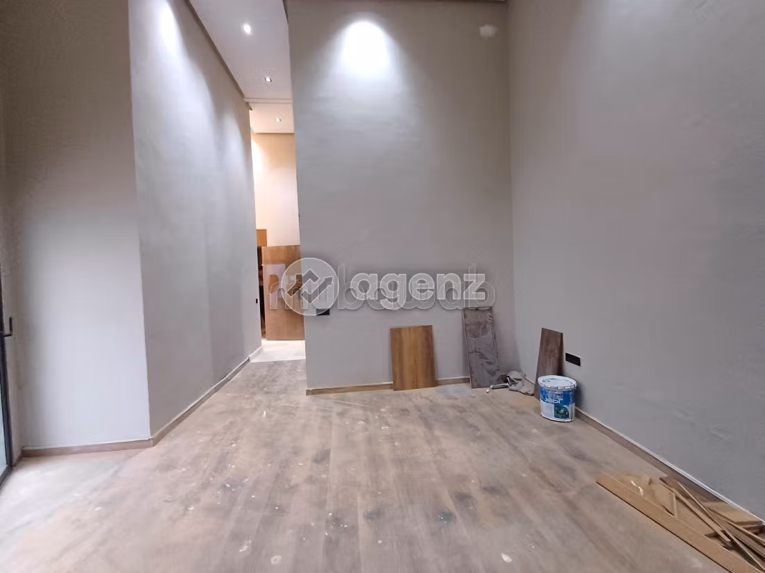 Se vende piso. 1 bonita habitación. Parking y ascensor