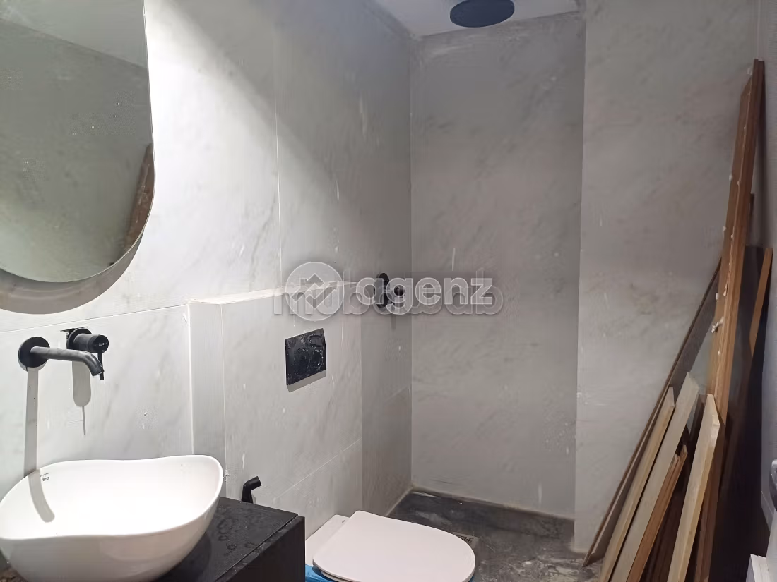 Se vende piso. 1 bonita habitación. Parking y ascensor