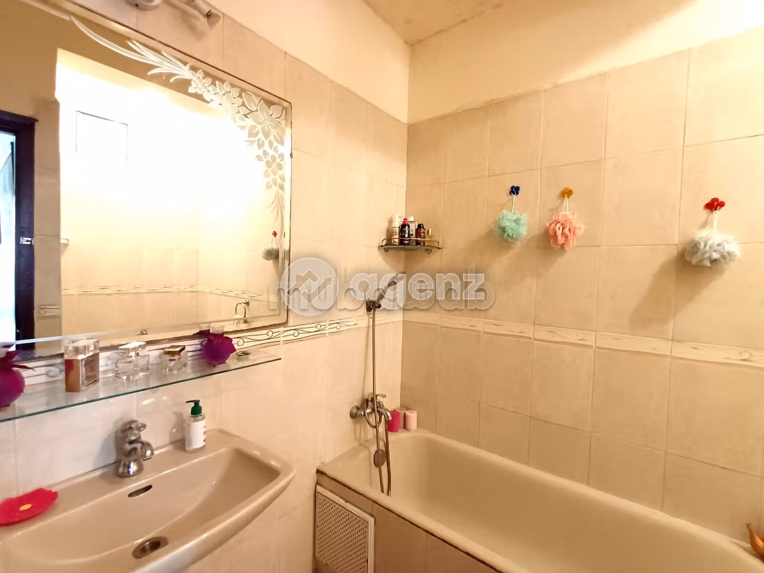 Fabulous apartment for sale in Maârif Extension. 2 lovely rooms. No Lift, Balcony