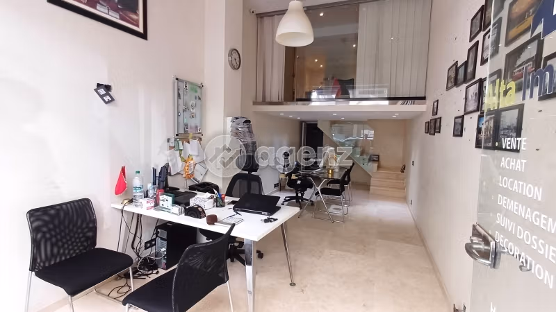 Oficinas y locales comerciales en venta en Les princesses. Área total 40 m²