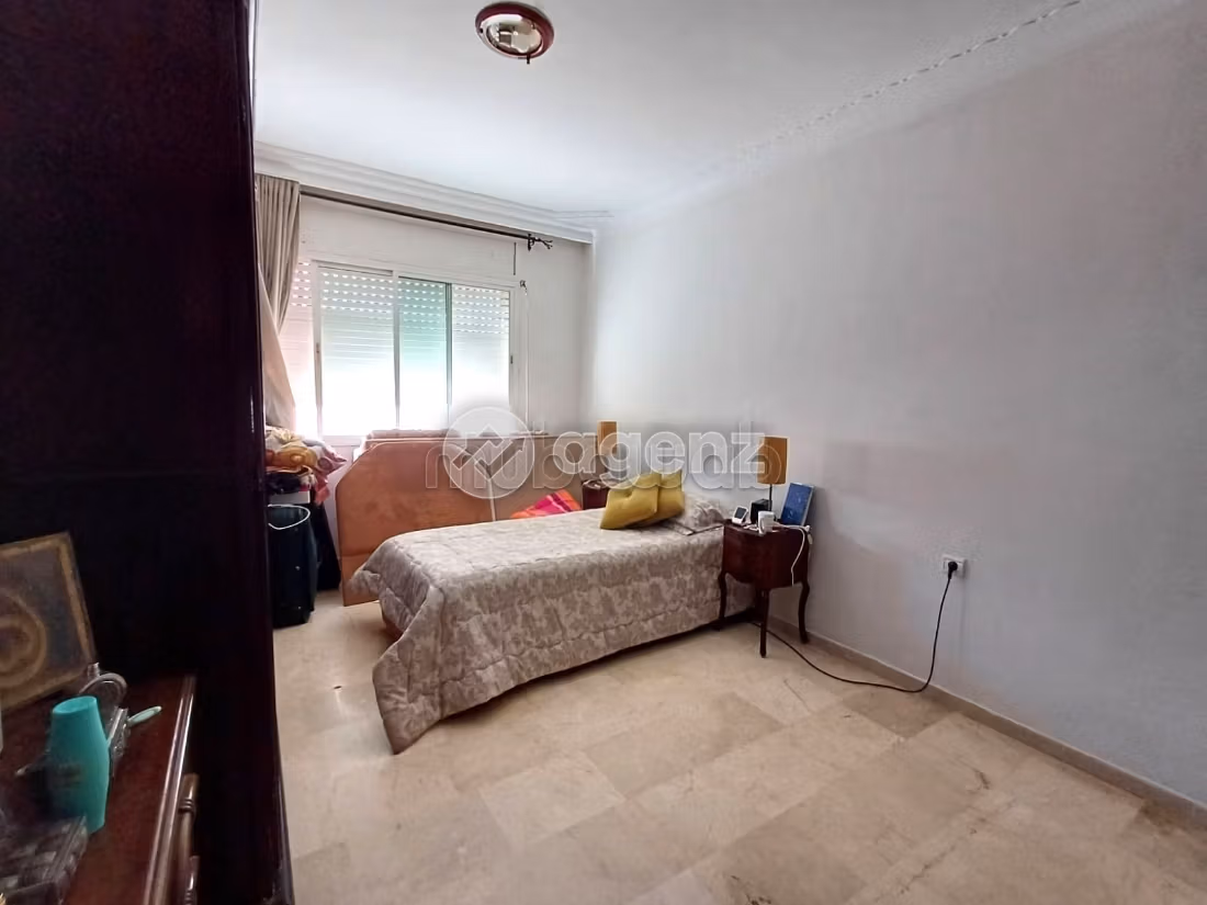 Apartment for sale in Californie. 2 rooms. With garage and lift