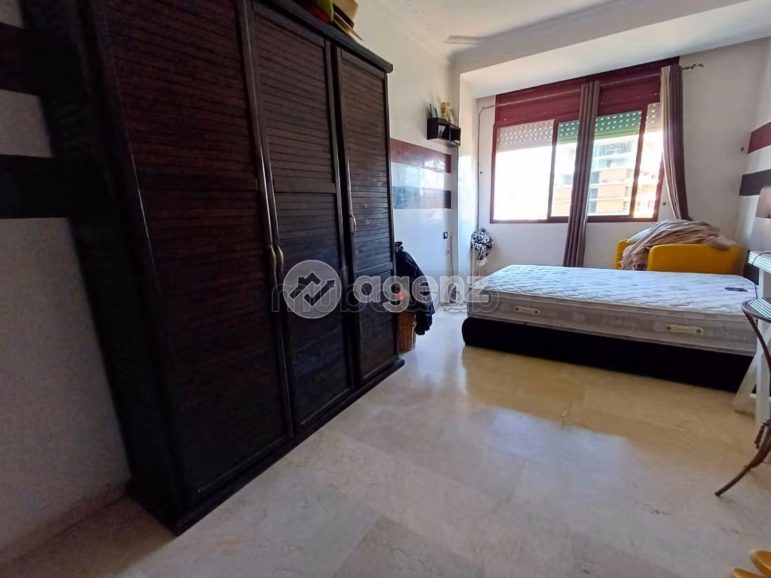 Apartment for sale in Californie. 2 rooms. With garage and lift
