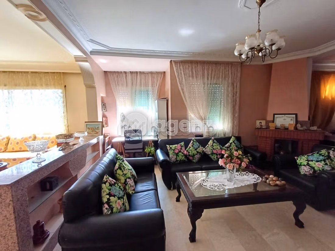 Apartment for sale in Californie. 2 rooms. With garage and lift