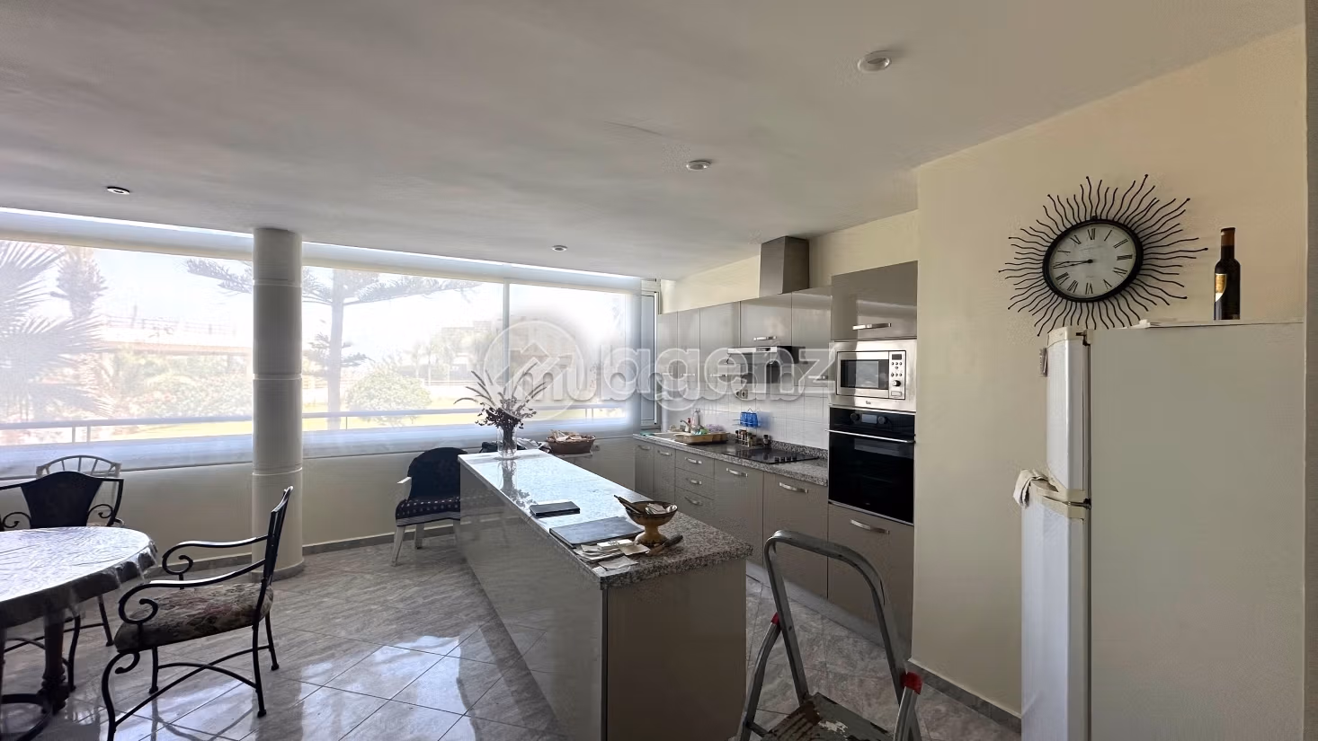 Sale of a lovely apartment in Monica. Area of 109 m². Private car park