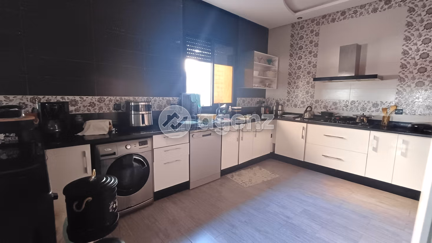 Vendita appartamento a Hay El Menzah. 3 camere. Cucina completamente equipaggiata