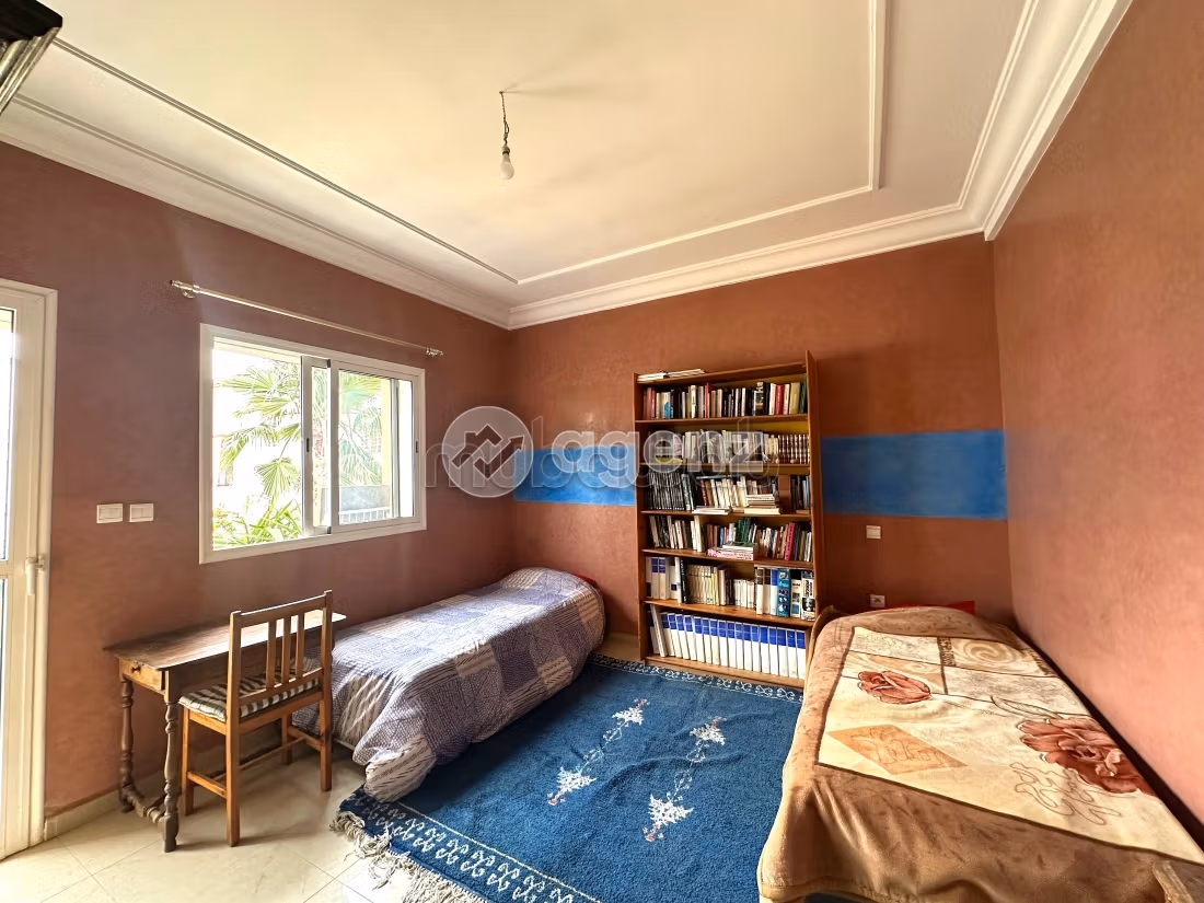 منزل ممتاز للبيع بابن سليمان. 2 غرف جميلة. مكان وقوف السيارات وشرفة