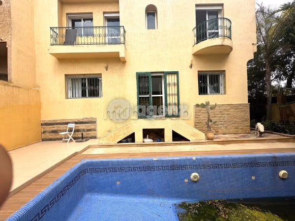 Eccezionale villa in vendita. 2 camere. Splendido giardino e comodo posto auto