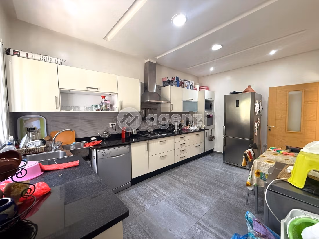 Magnificent villa for rent. 3 rooms. New furniture