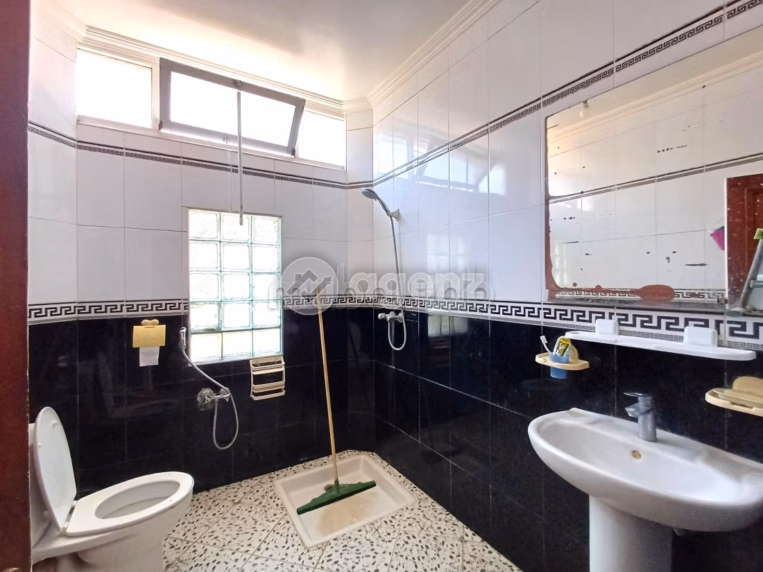 Luxury Villa for sale. 10 rooms. Garage and terrace