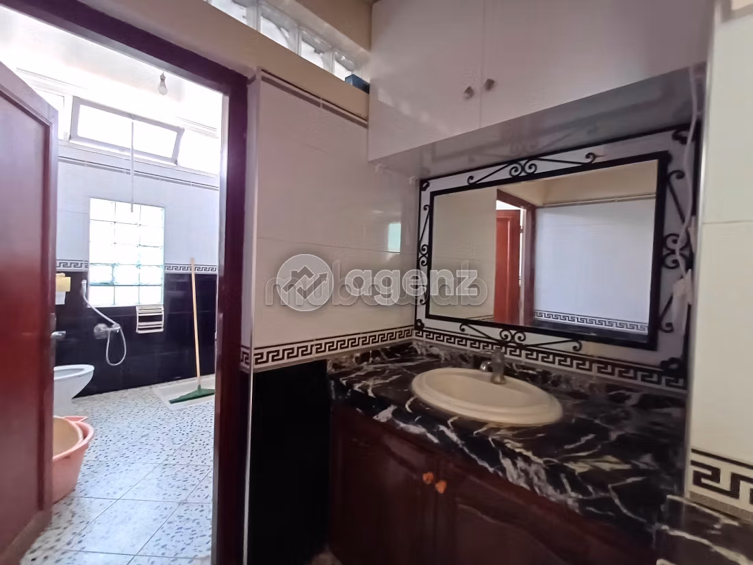 Luxury Villa for sale. 10 rooms. Garage and terrace