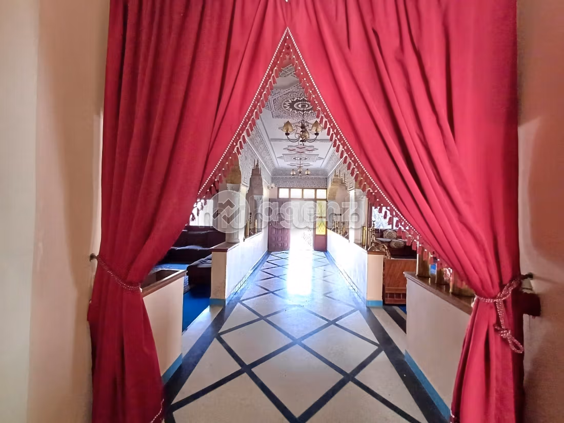 Luxury Villa for sale. 10 rooms. Garage and terrace