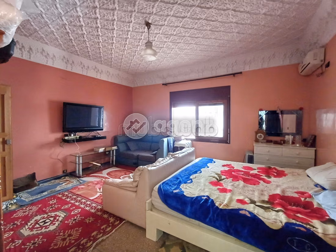 Luxury Villa for sale. 10 rooms. Garage and terrace