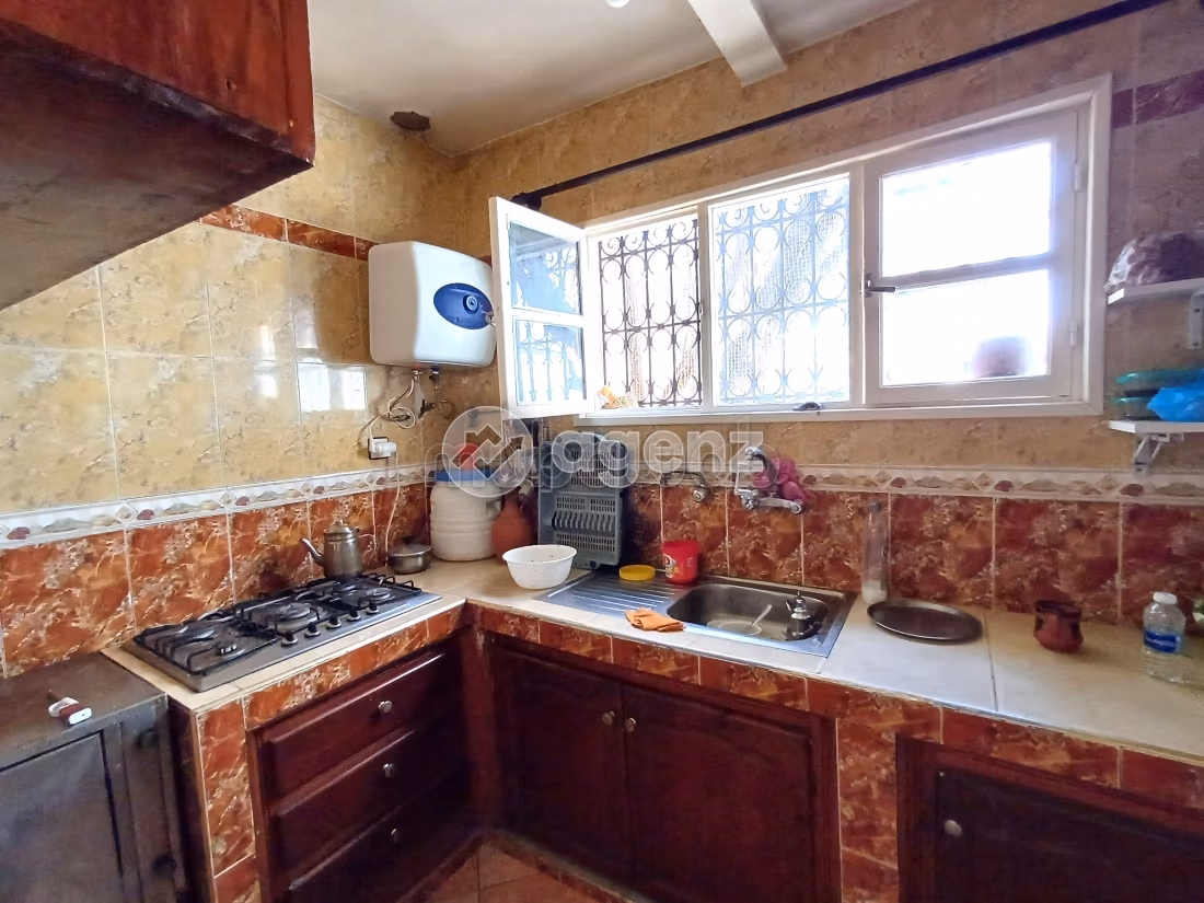 Luxury Villa for sale. 10 rooms. Garage and terrace