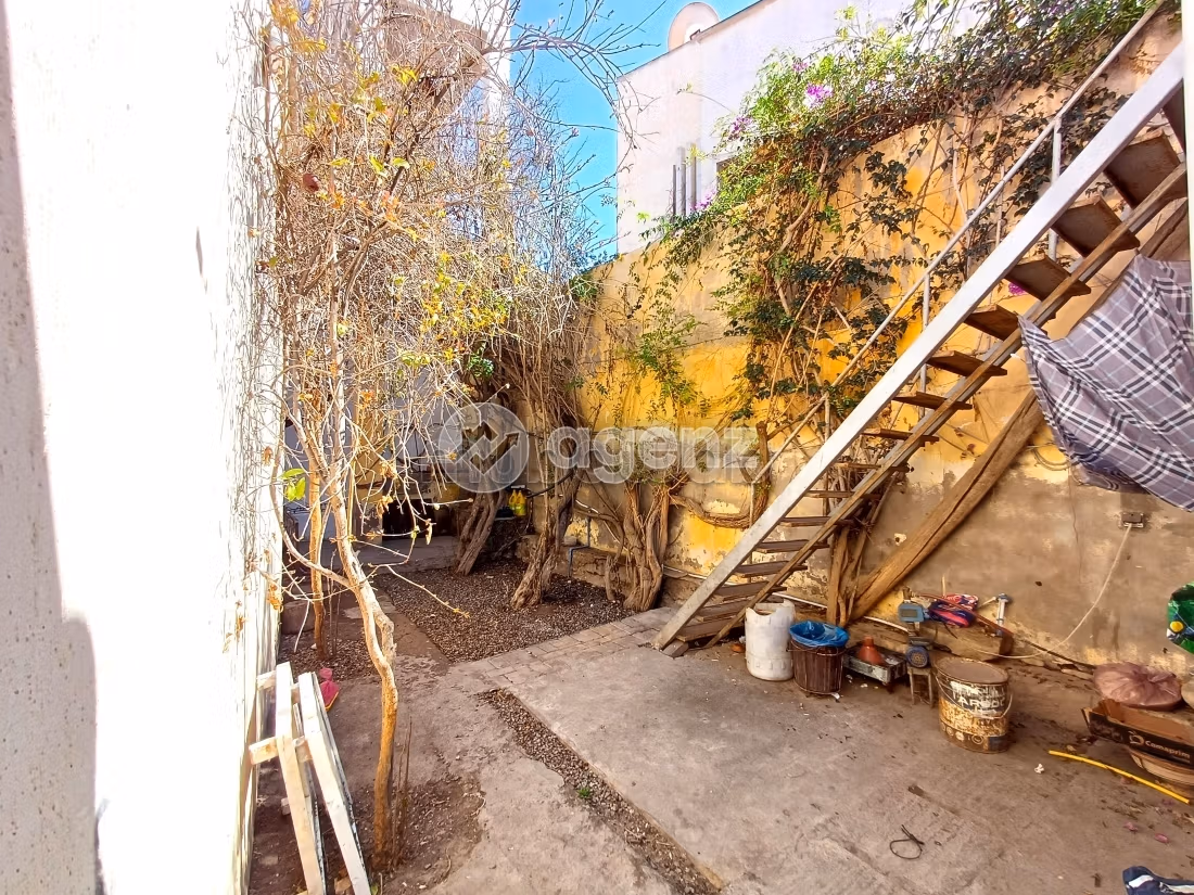 Luxury Villa for sale. 10 rooms. Garage and terrace