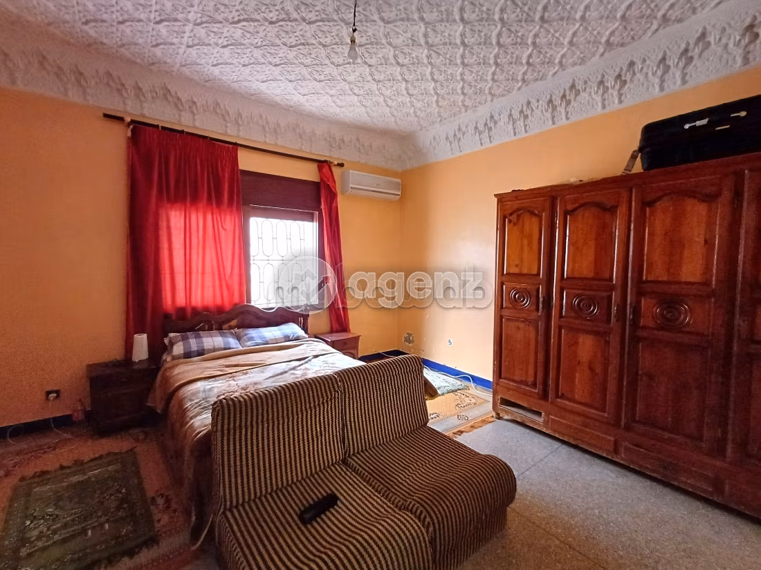 Luxury Villa for sale. 10 rooms. Garage and terrace