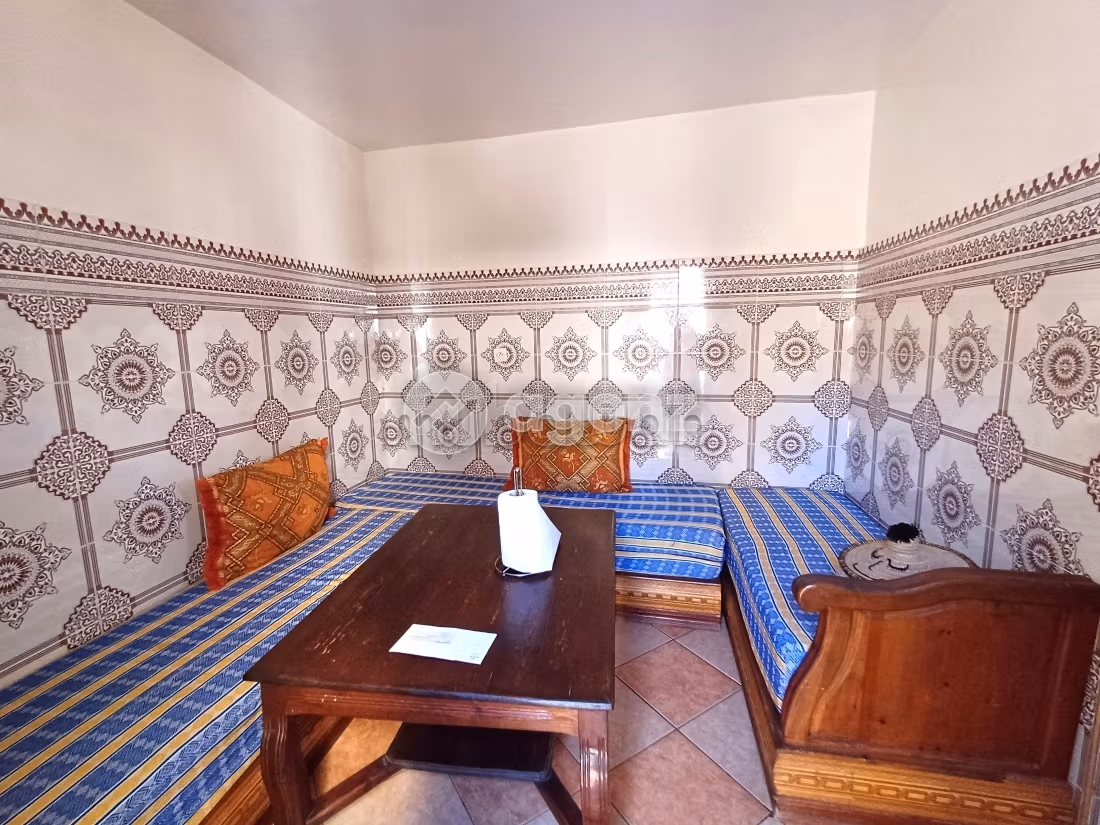 Luxury Villa for sale. 10 rooms. Garage and terrace