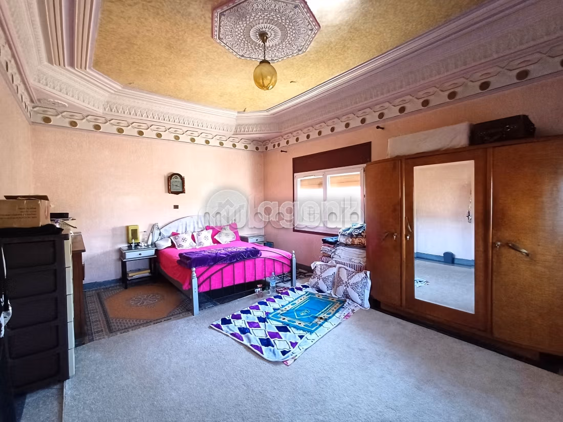 Luxury Villa for sale. 10 rooms. Garage and terrace