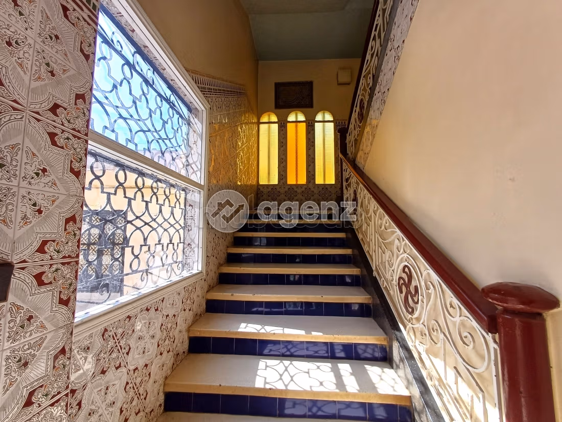 Luxury Villa for sale. 10 rooms. Garage and terrace