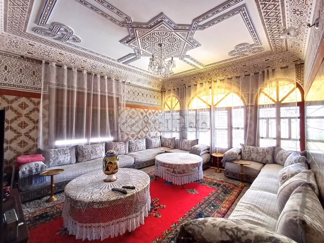 Luxury Villa for sale. 10 rooms. Garage and terrace