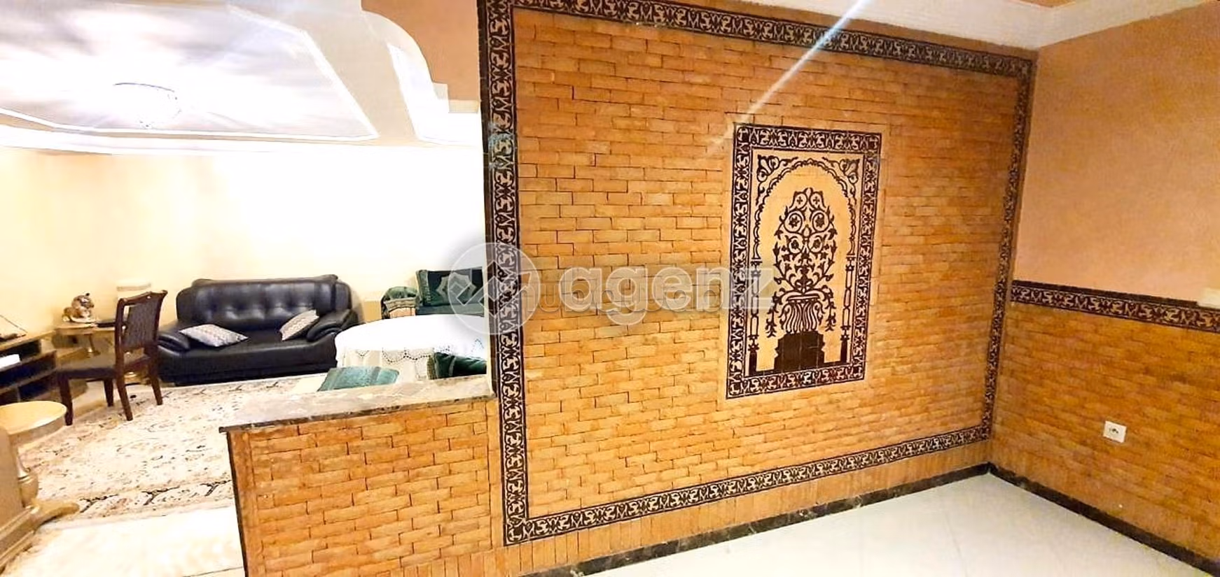 فيلا جميلة للبيع بسيدي معروف. المساحة 250 م². شرفة وحديقة
