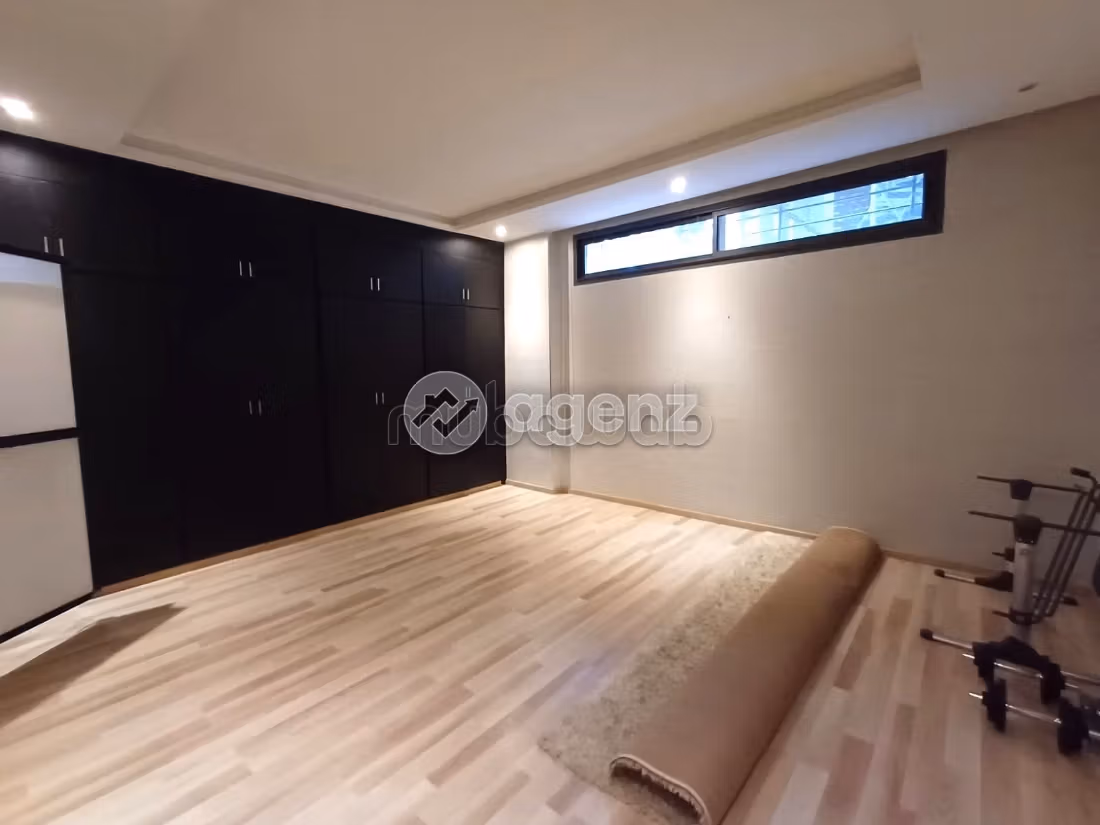 High quality villa for sale. Area 480 m². Green areas, Parking spaces for cars