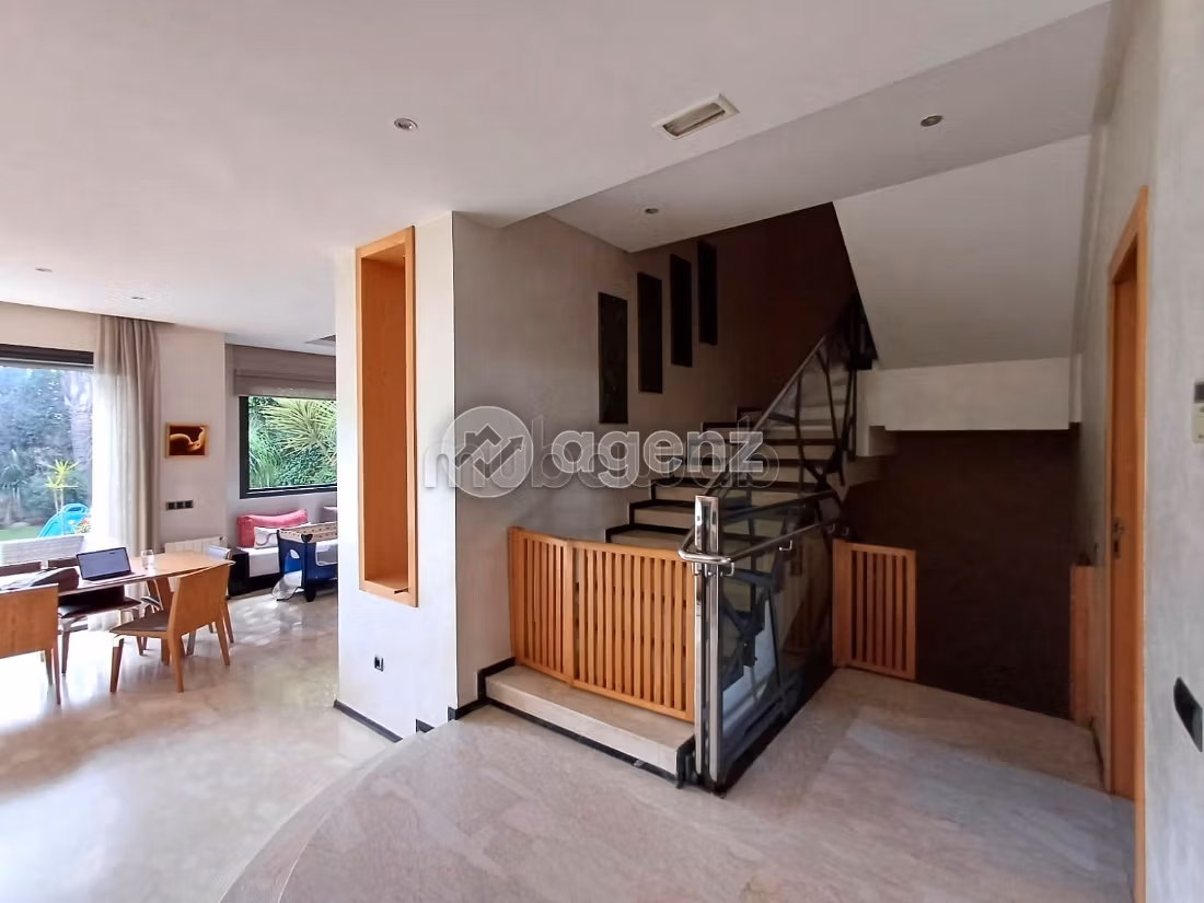 High quality villa for sale. Area 480 m². Green areas, Parking spaces for cars