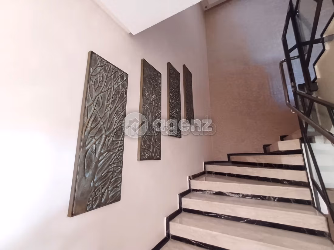 High quality villa for sale. Area 480 m². Green areas, Parking spaces for cars