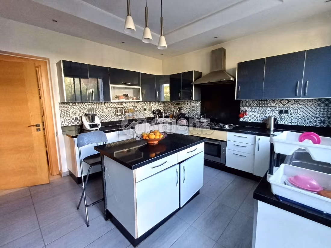 High quality villa for sale. Area 480 m². Green areas, Parking spaces for cars