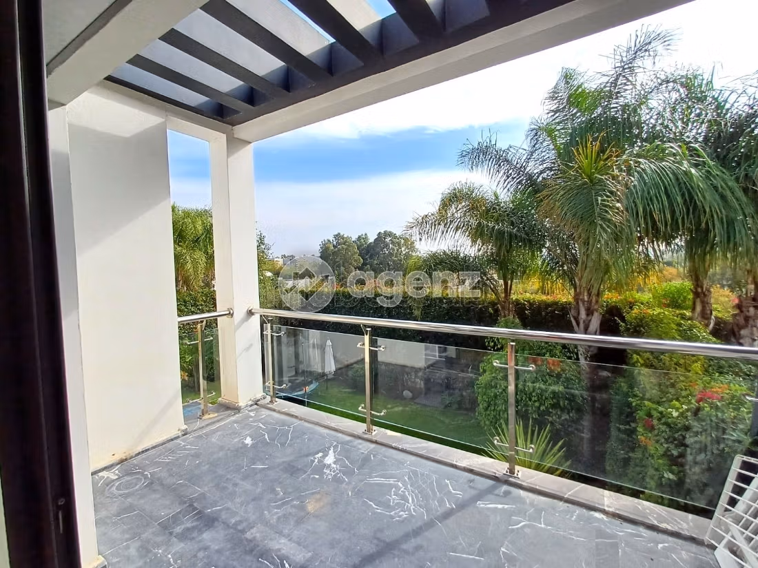 High quality villa for sale. Area 480 m². Green areas, Parking spaces for cars