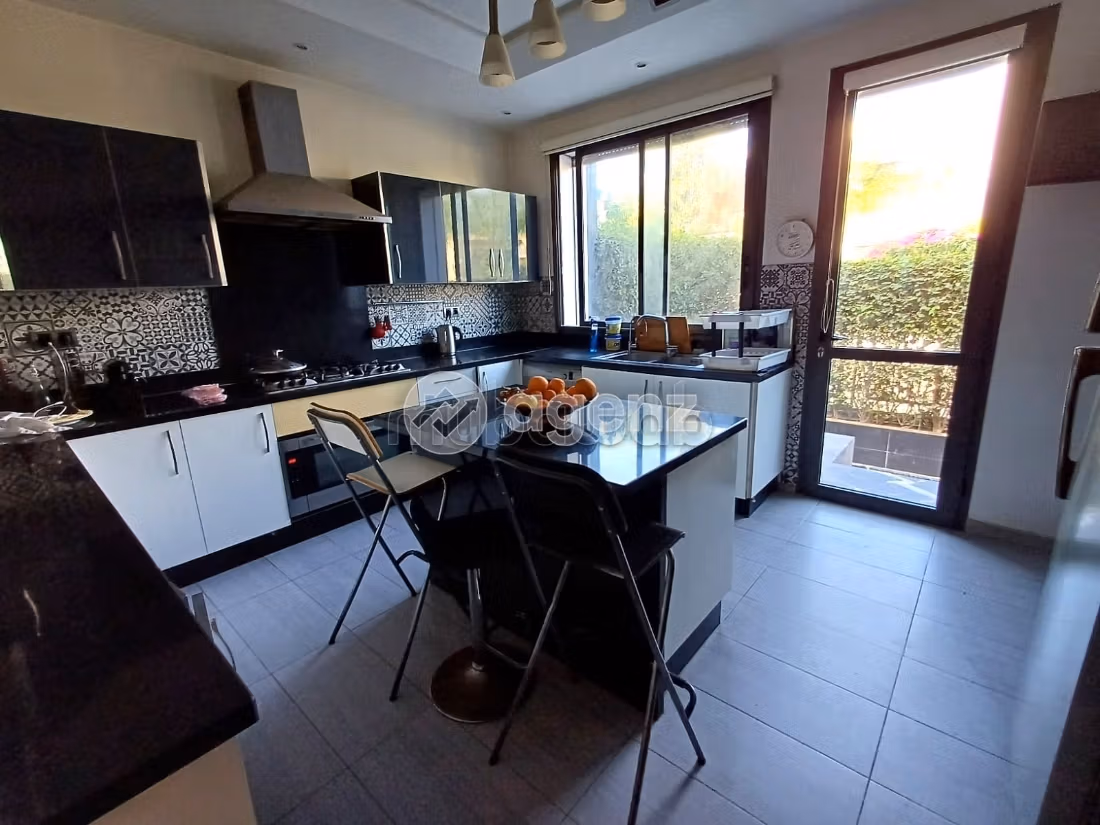 High quality villa for sale. Area 480 m². Green areas, Parking spaces for cars
