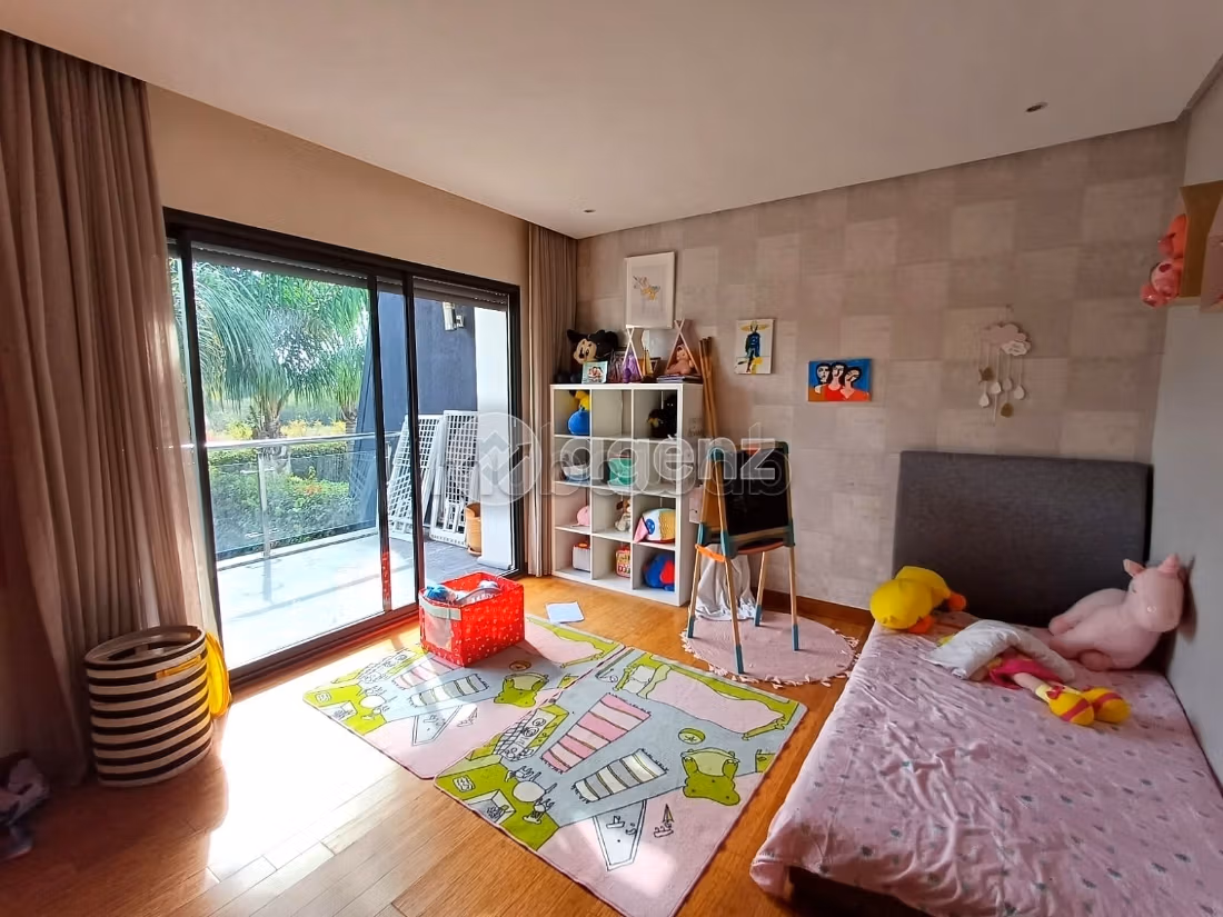 High quality villa for sale. Area 480 m². Green areas, Parking spaces for cars