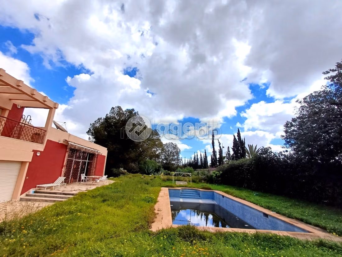 High quality villa for sale in Ville Verte. Area 4070 m². Large swimming pool