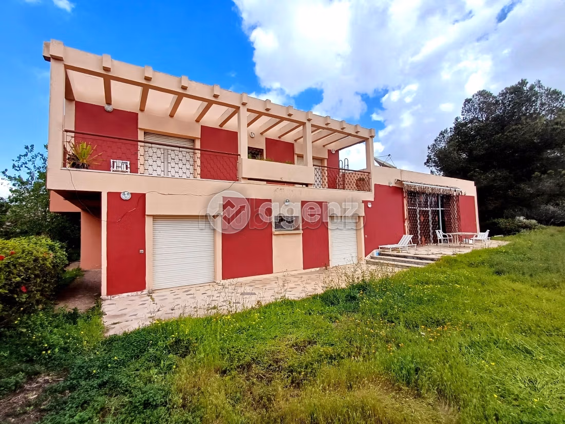 High quality villa for sale in Ville Verte. Area 4070 m². Large swimming pool