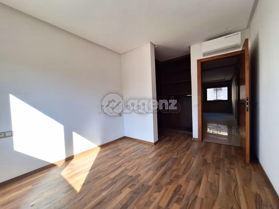 Beautiful apartment for sale in Beauséjour. Small area 192 m². Lift and terrace