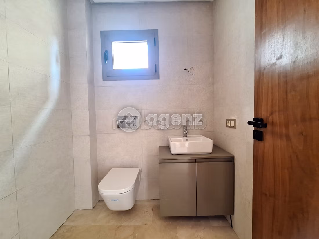 Beautiful apartment for sale in Beauséjour. Small area 192 m². Lift and terrace
