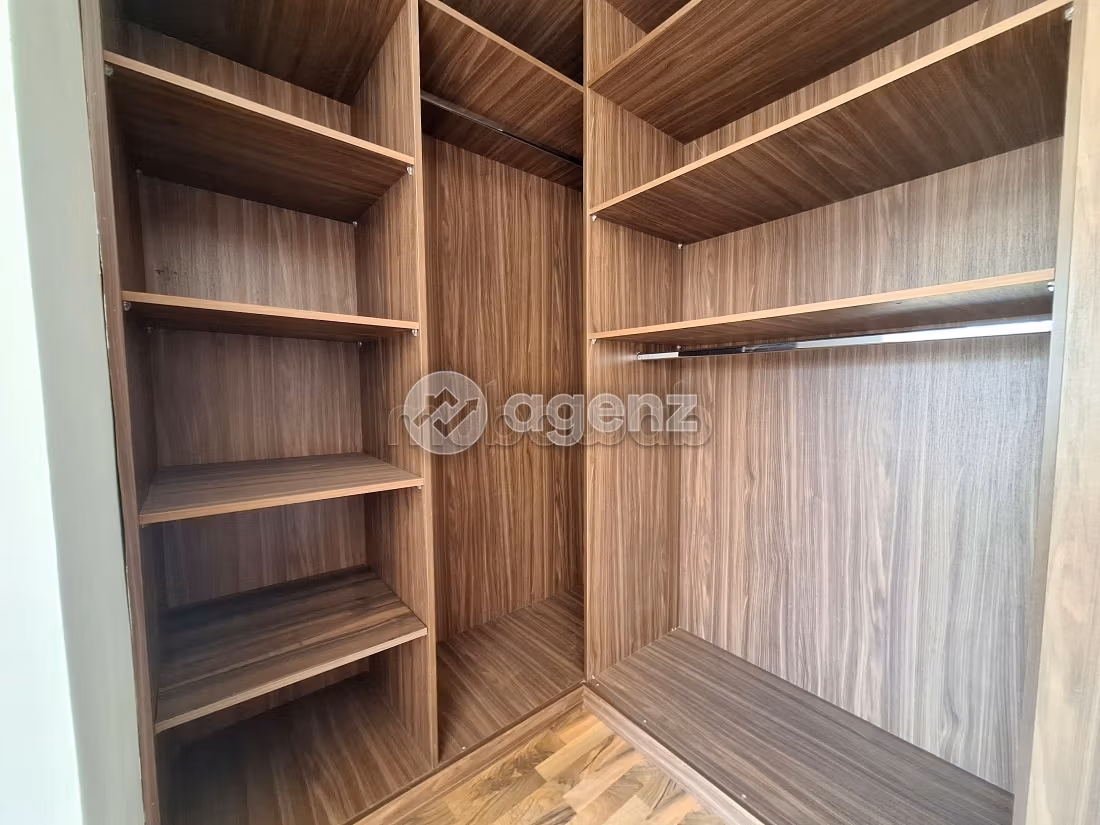 Beautiful apartment for sale in Beauséjour. Small area 192 m². Lift and terrace