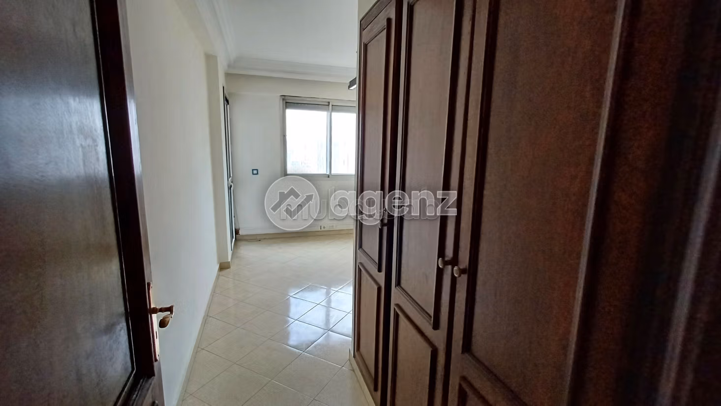 Ufficio da acquistare a Burger. Superficie di 129 m². Ascensore e posto auto