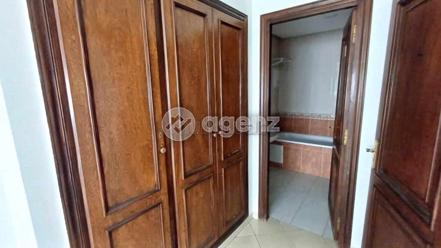 Ufficio da acquistare a Burger. Superficie di 129 m². Ascensore e posto auto