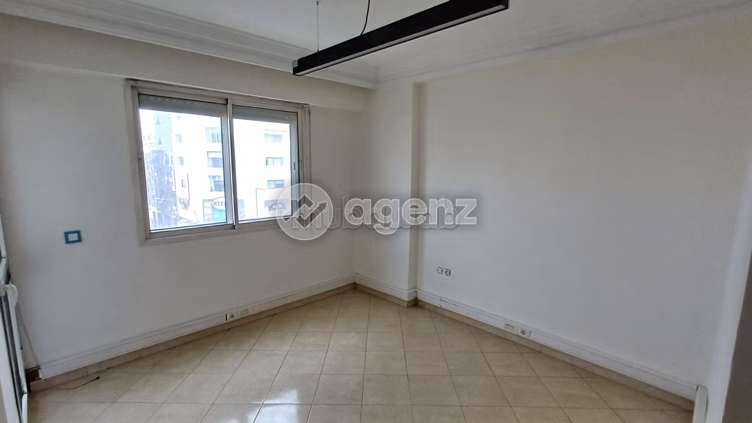 Ufficio da acquistare a Burger. Superficie di 129 m². Ascensore e posto auto