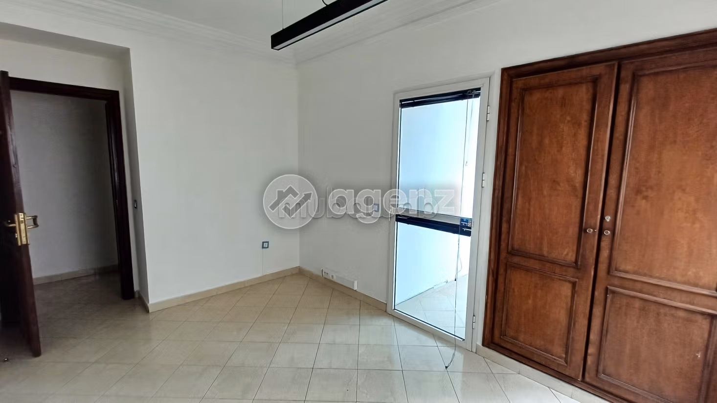 Ufficio da acquistare a Burger. Superficie di 129 m². Ascensore e posto auto