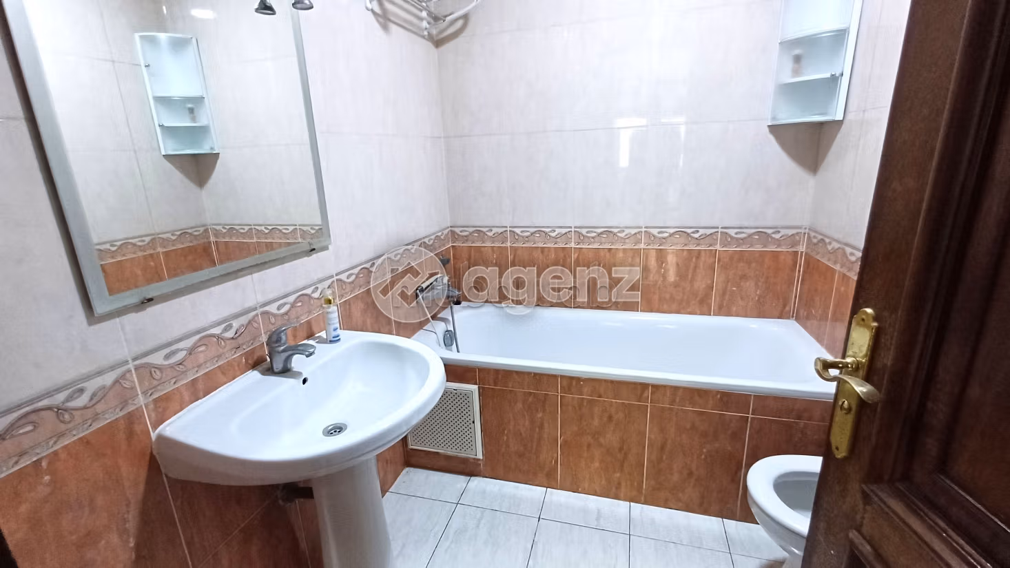 Ufficio da acquistare a Burger. Superficie di 129 m². Ascensore e posto auto