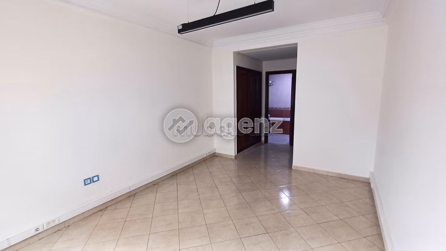 Ufficio da acquistare a Burger. Superficie di 129 m². Ascensore e posto auto