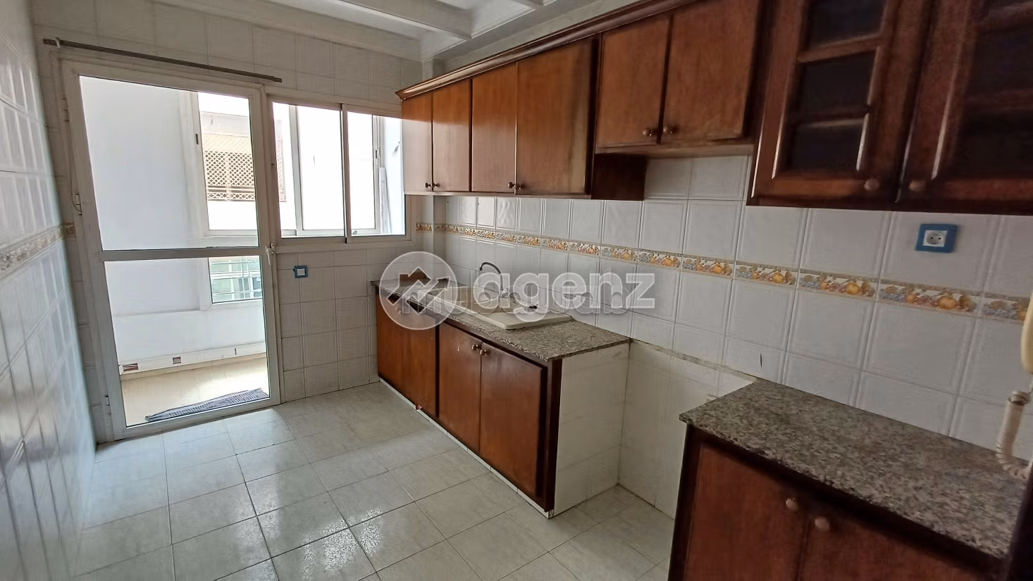 Ufficio da acquistare a Burger. Superficie di 129 m². Ascensore e posto auto