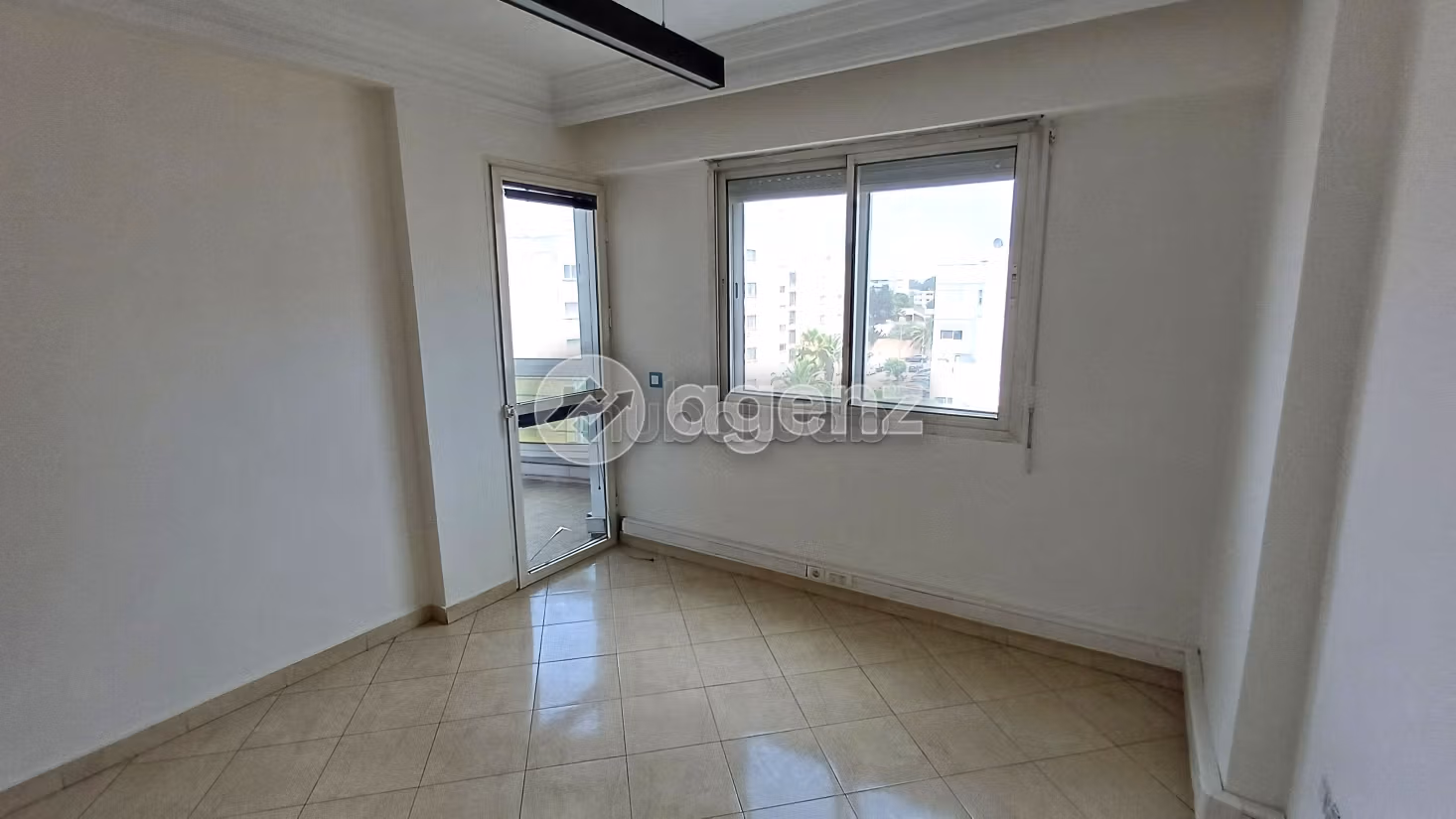 Ufficio da acquistare a Burger. Superficie di 129 m². Ascensore e posto auto