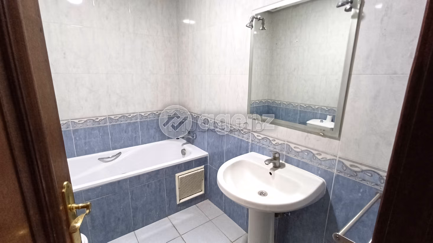 Ufficio da acquistare a Burger. Superficie di 129 m². Ascensore e posto auto