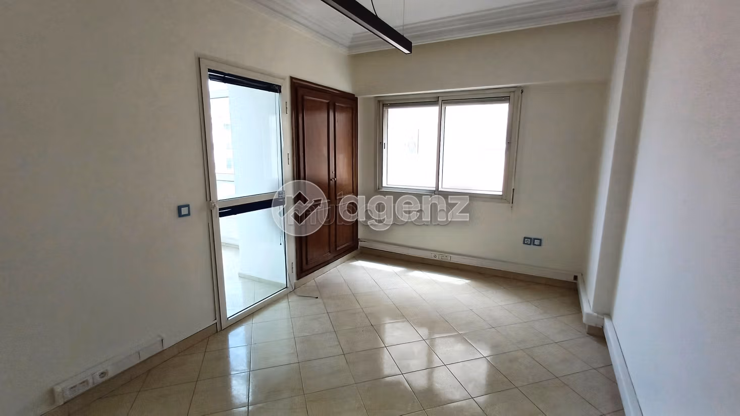 Ufficio da acquistare a Burger. Superficie di 129 m². Ascensore e posto auto