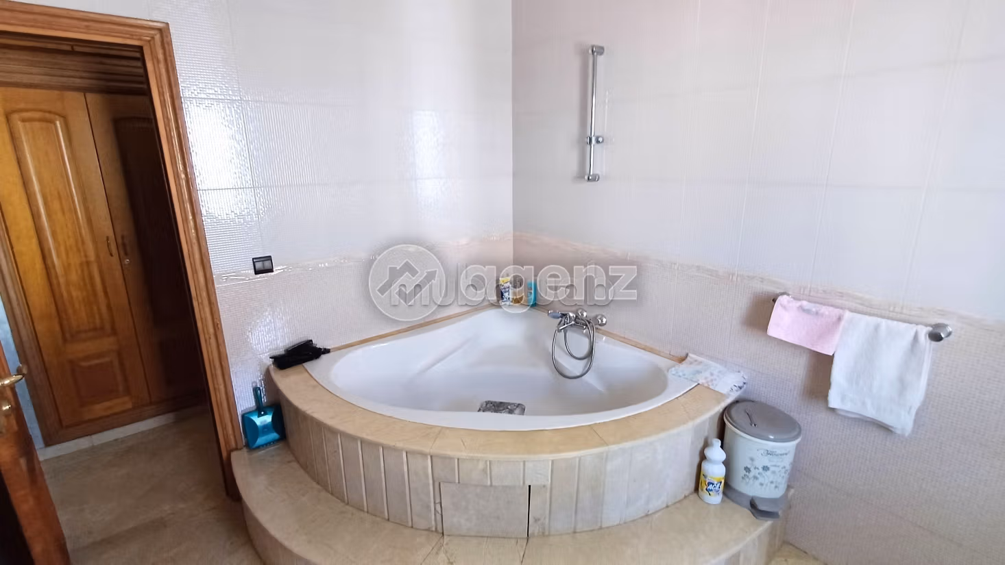 Vendita villa di lusso a Sidi Maarouf. 5 camere. Splendido giardino e comodo posto auto