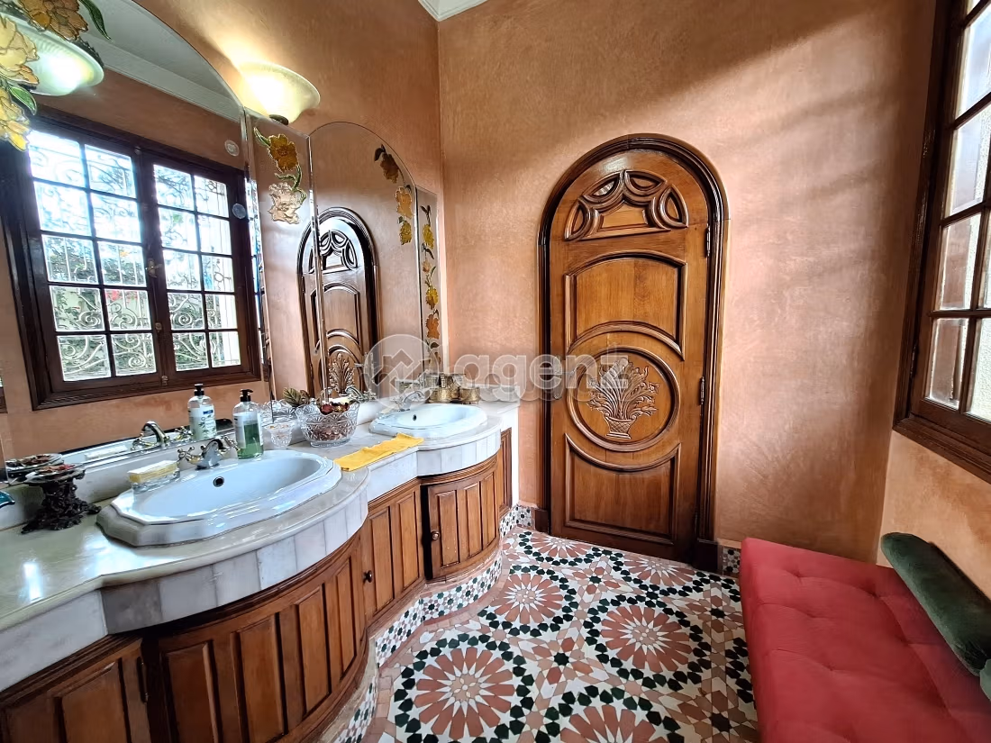 Luxury home for sale in Anfa Supérieur. 5 rooms. Private garden, Cellar