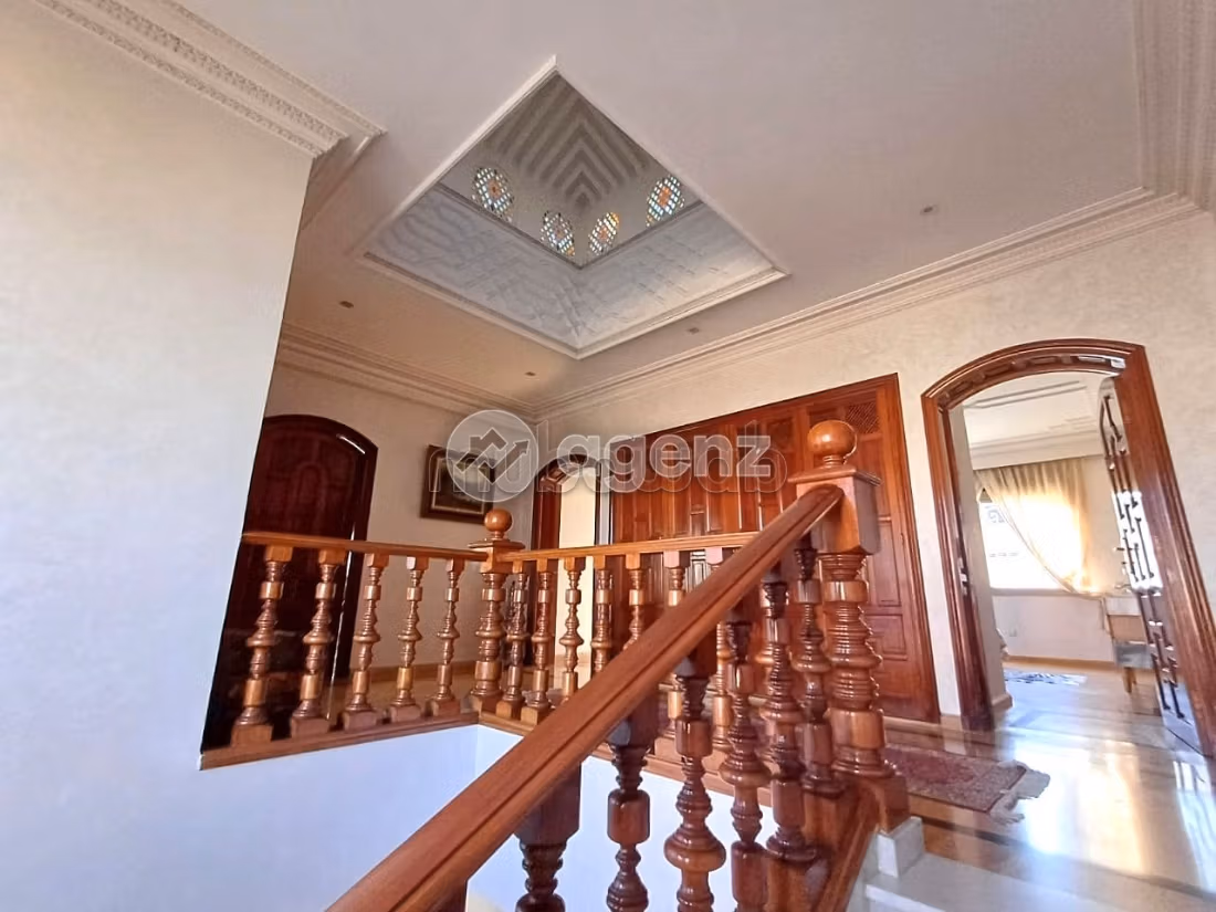 Villa's en luxe woningen kopen in Sidi Maarouf. Totale oppervlakte 600 m². Garage en terras