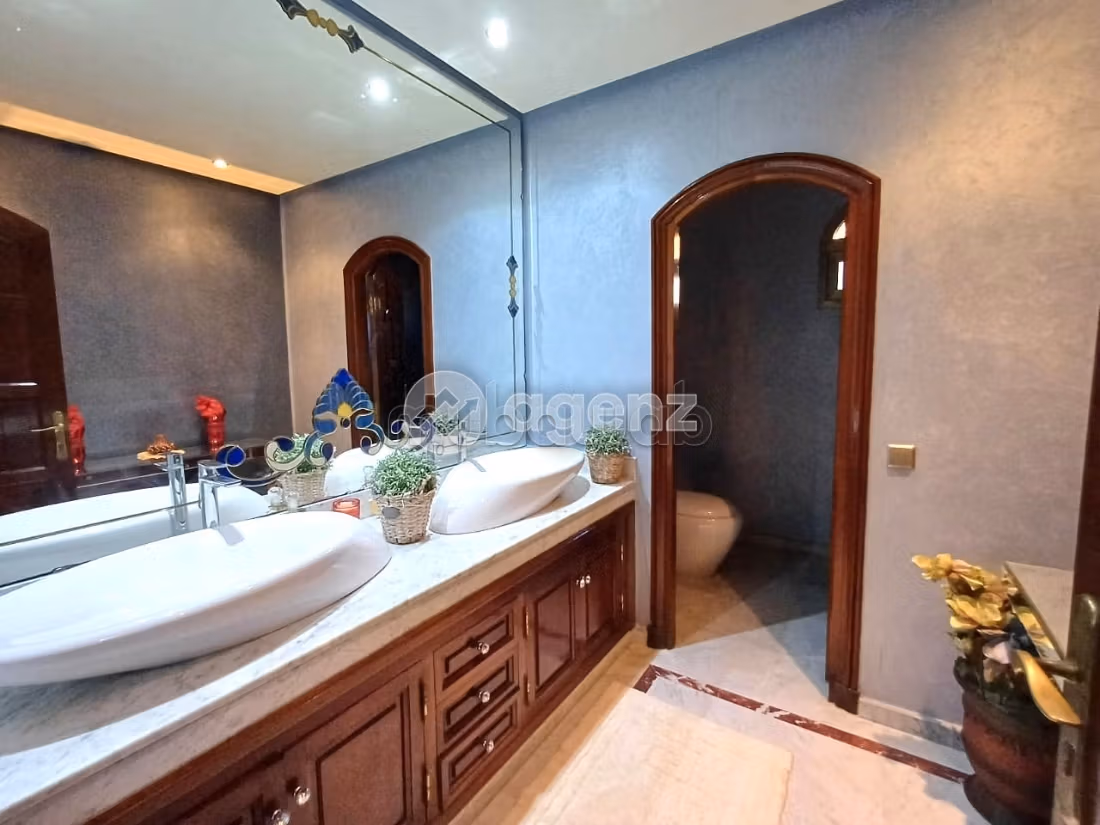 Villa's en luxe woningen kopen in Sidi Maarouf. Totale oppervlakte 600 m². Garage en terras